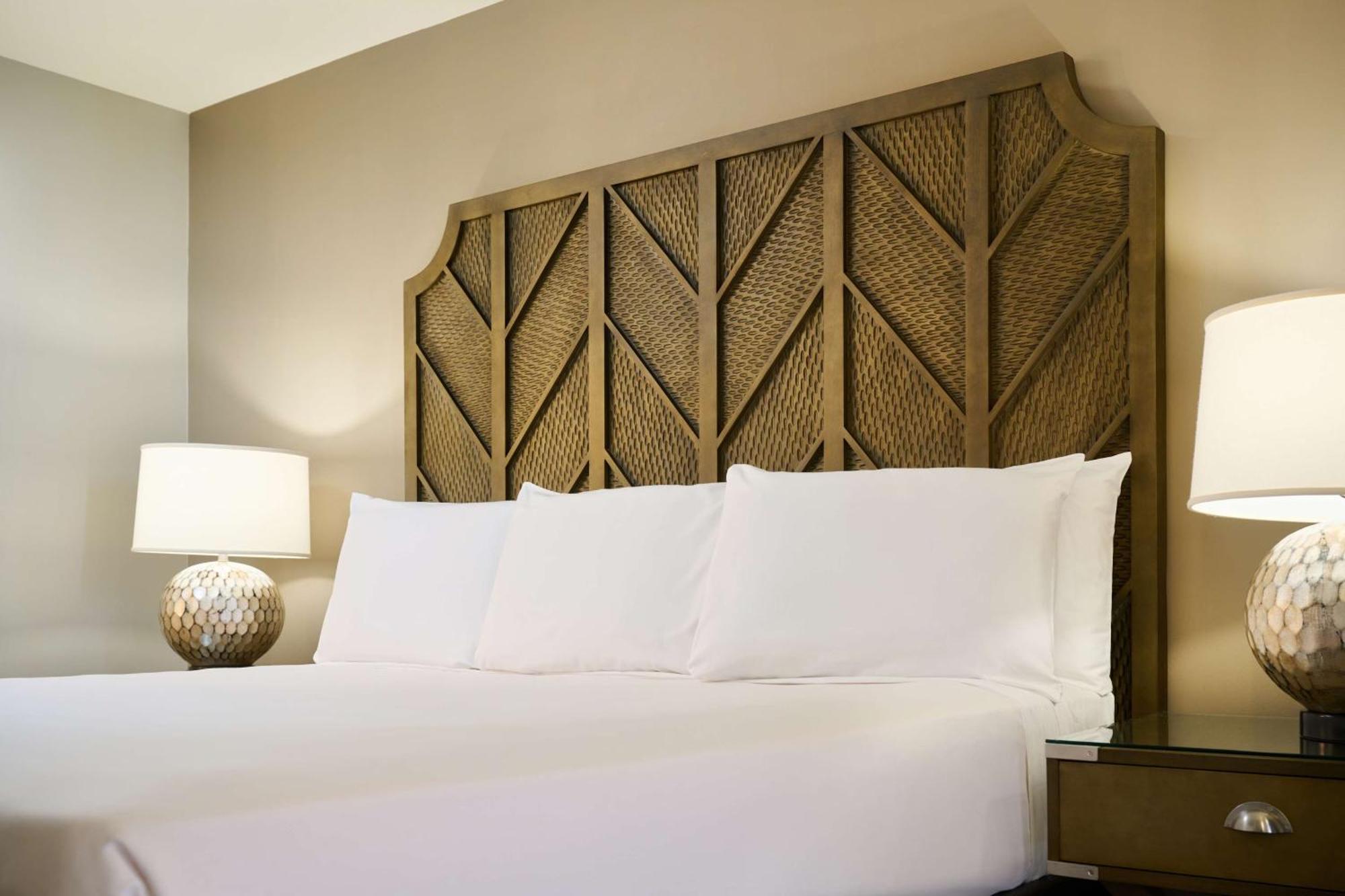 هونولولو أستون وايكيكي بيتش تاور المظهر الخارجي الصورة A bed with a headboard