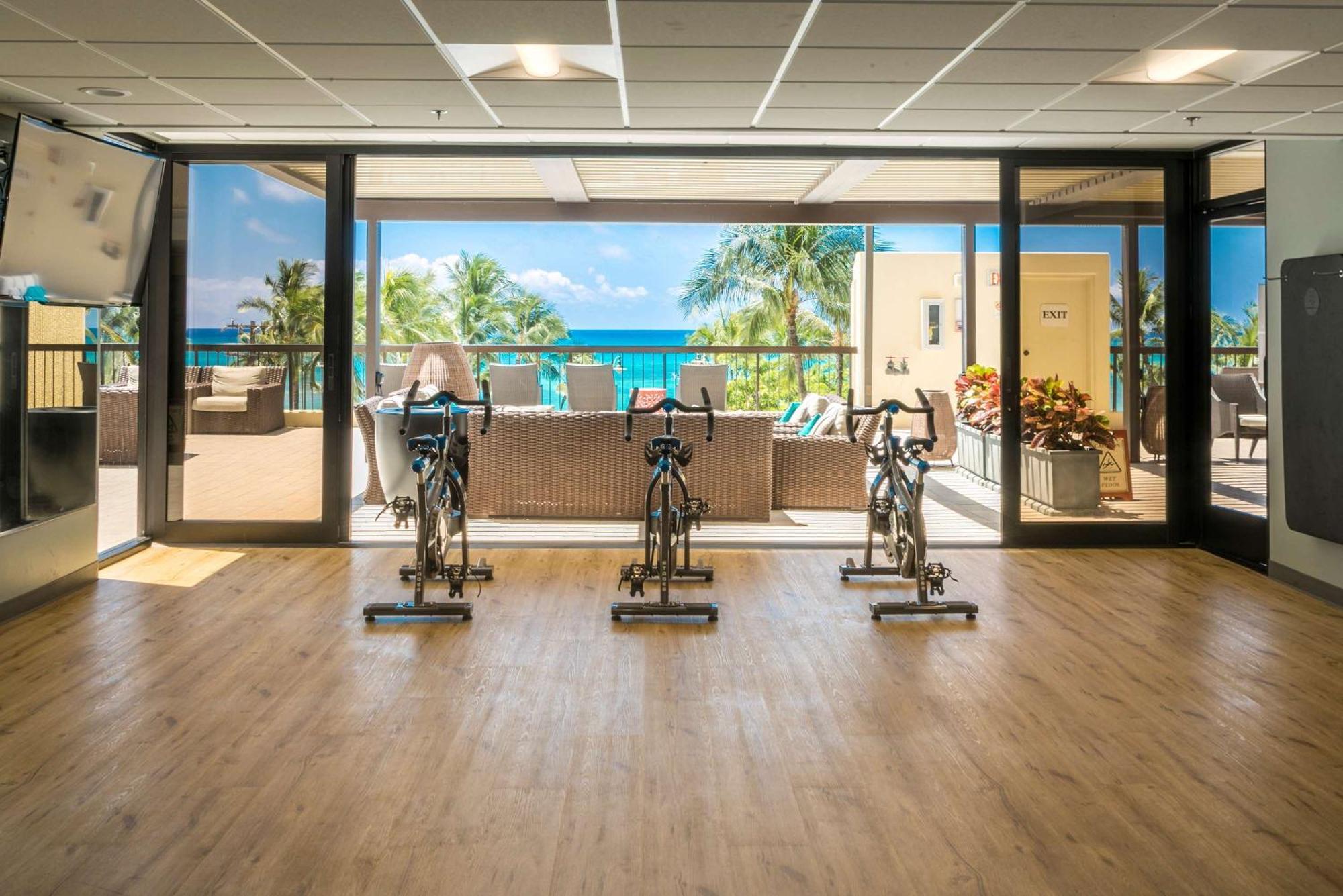 هونولولو أستون وايكيكي بيتش تاور المظهر الخارجي الصورة The gym at the Hilton Maldives