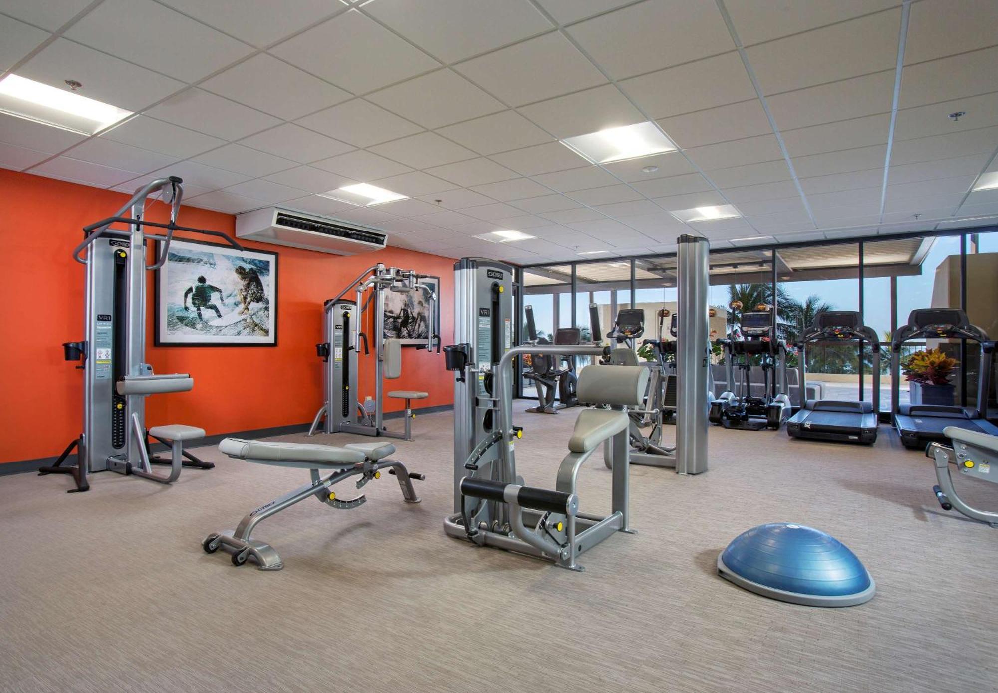 هونولولو أستون وايكيكي بيتش تاور المظهر الخارجي الصورة A gym at a hotel